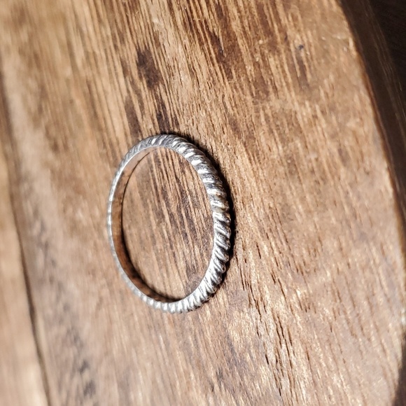 Size 9 R402 celtic romance twist ring - Picture 1 of 1